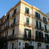 Su via Manzoni passeggiamo tra palazzi in stile liberty, alcuni ristrutturati ed eleganti...